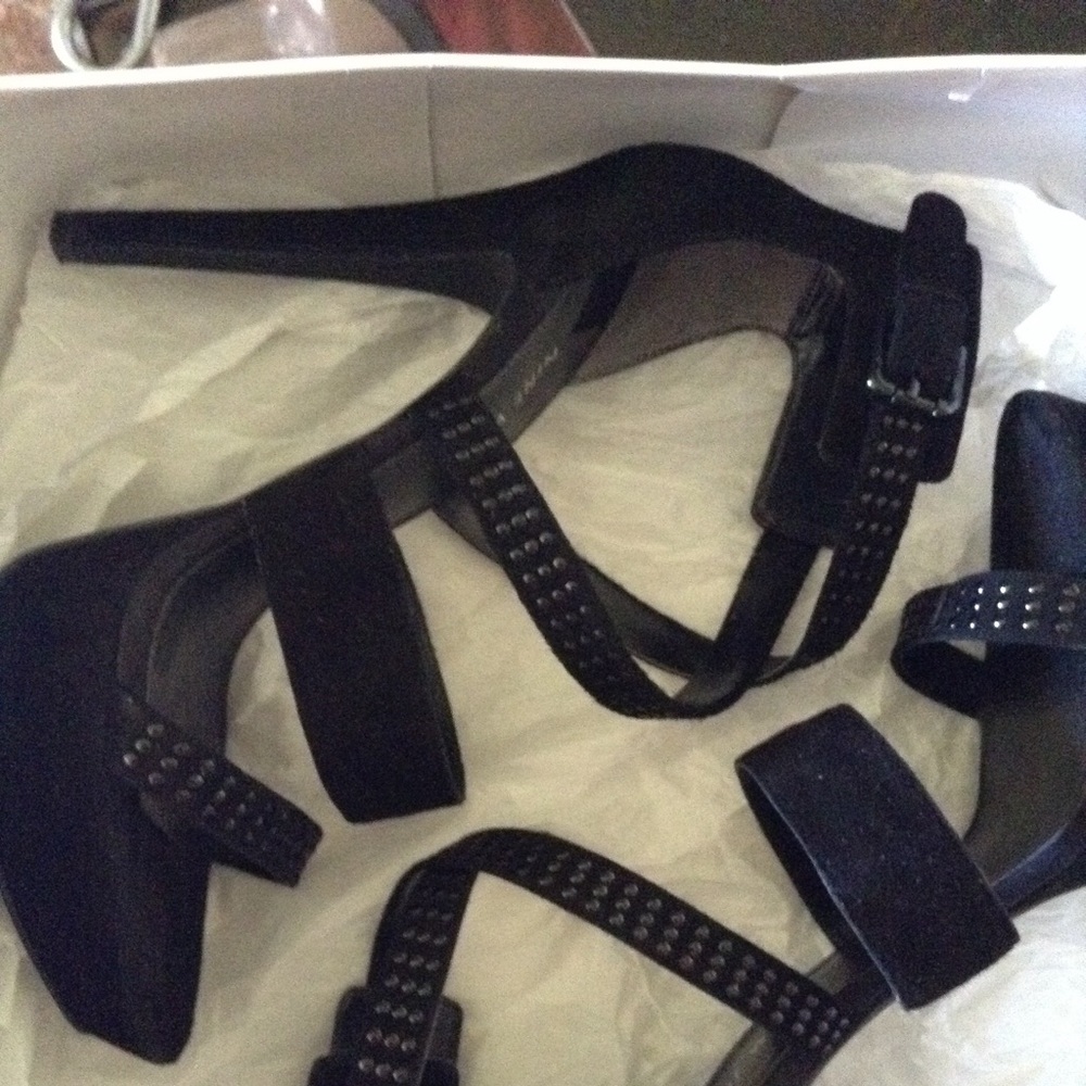 Nine West scrappy suede sandal